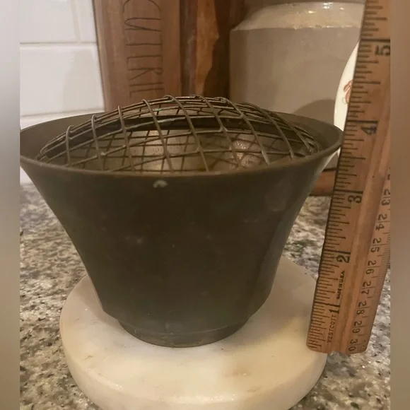 Vintage brass flower frog - Picture 6 of 6